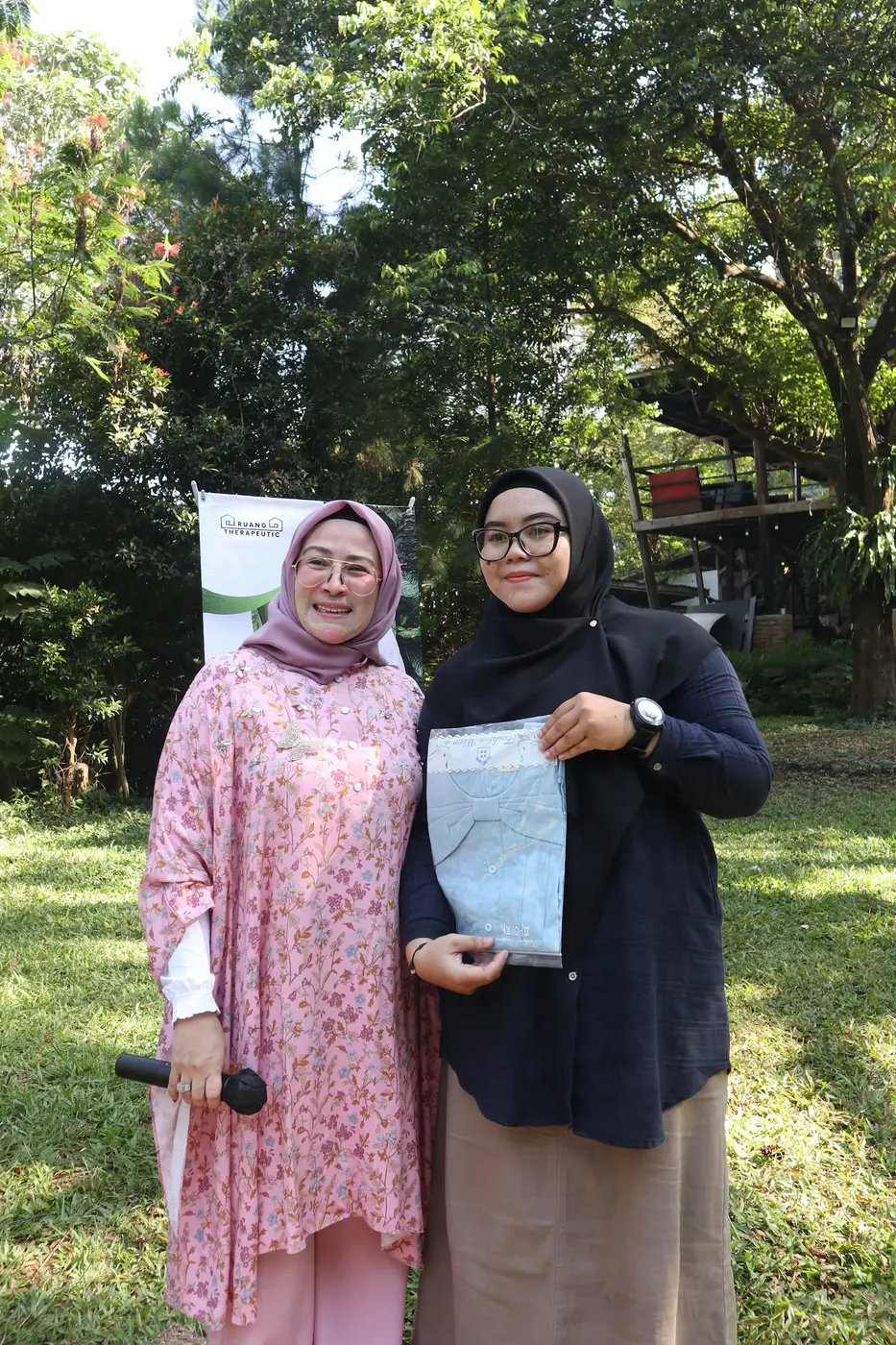 Penyerahan apresiasi di sesi retreat