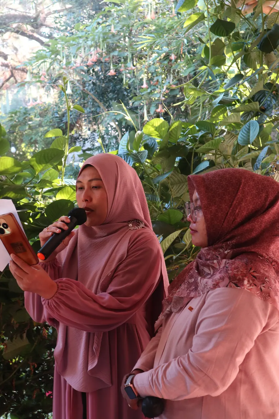 Dua pembicara berbagi cerita