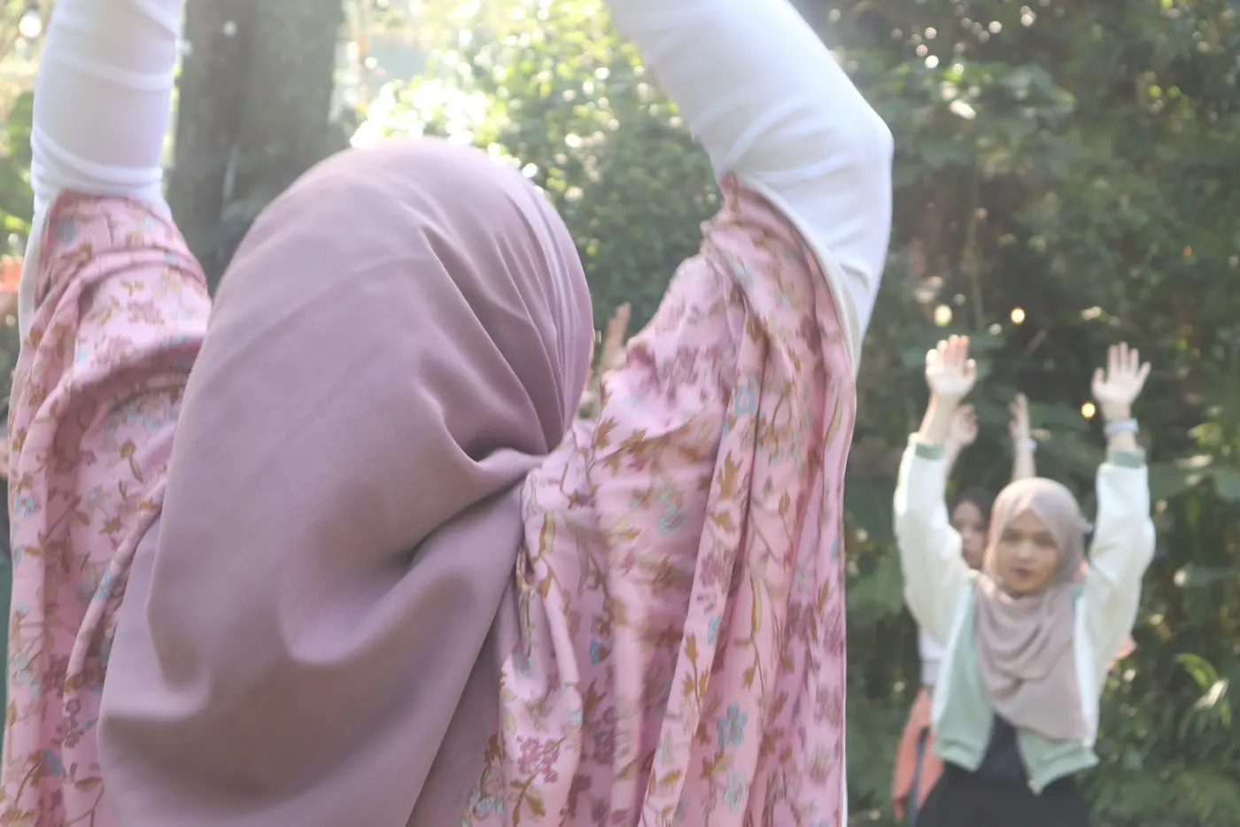 Peserta mengangkat tangan penuh semangat