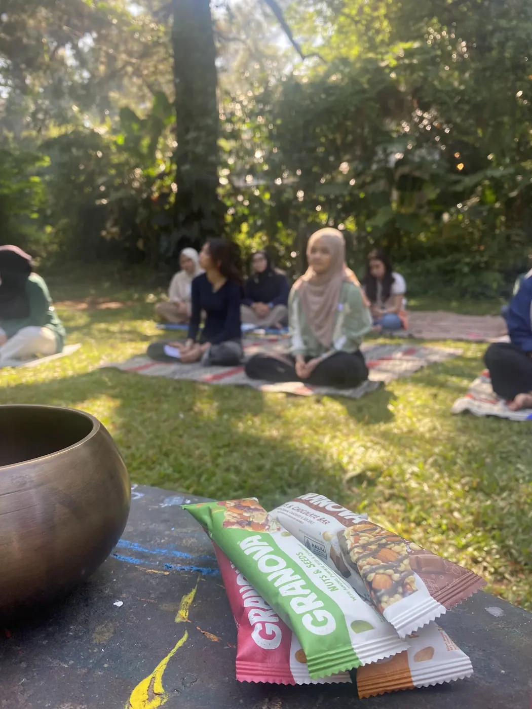 Singing bowl di tengah sesi relaksasi
