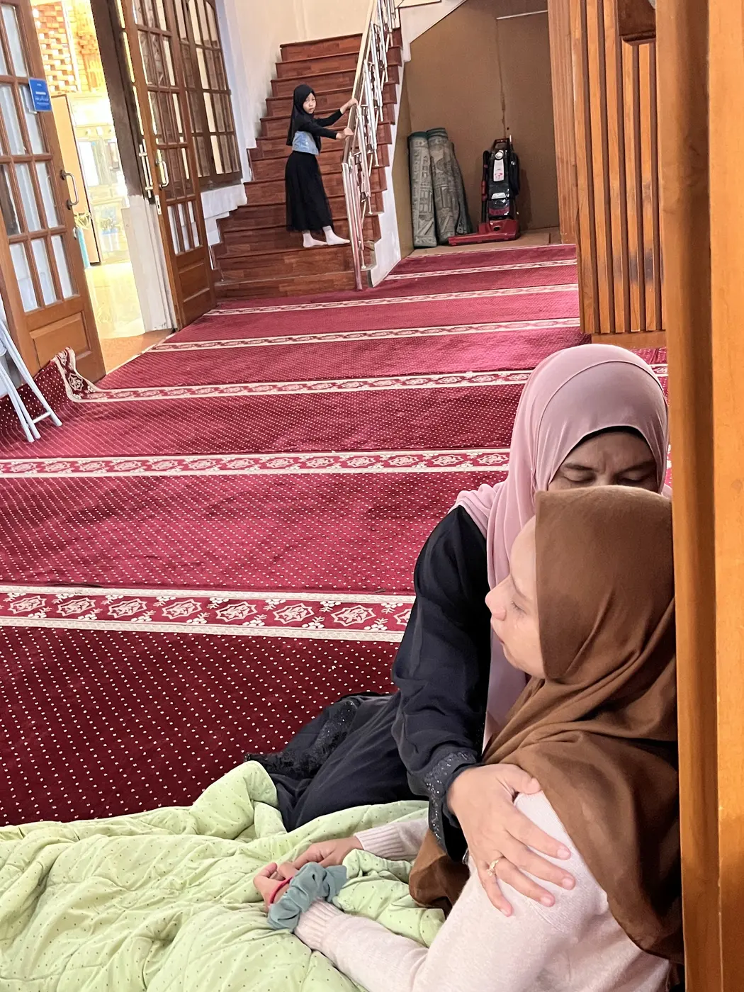 Berbincang santai di masjid