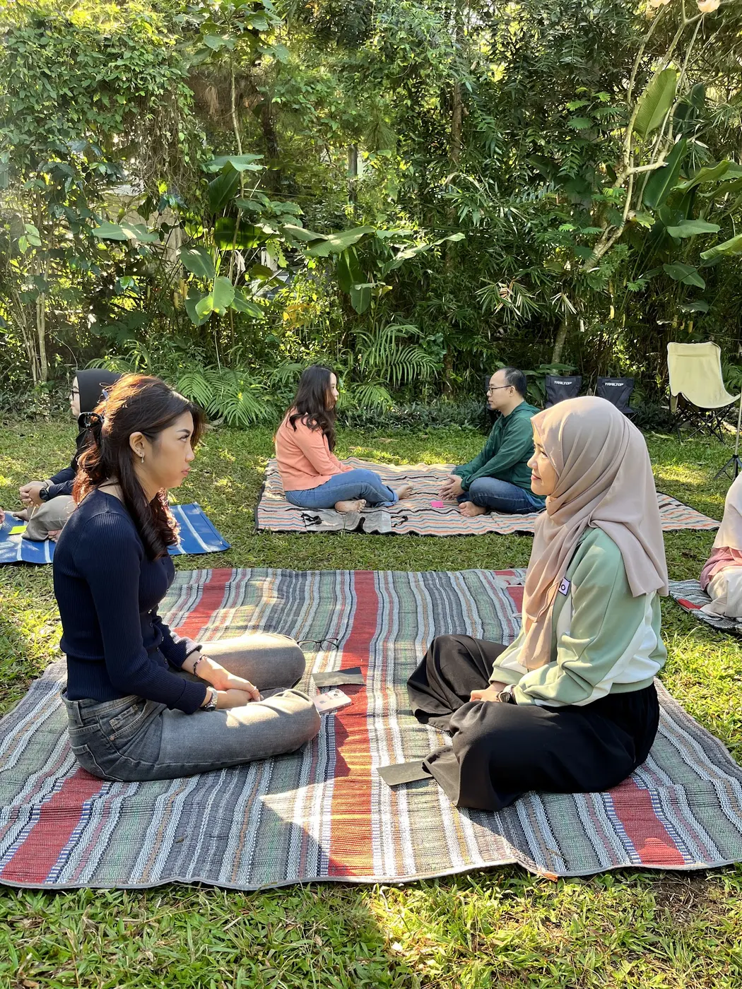 Latihan berpasangan di rerumputan