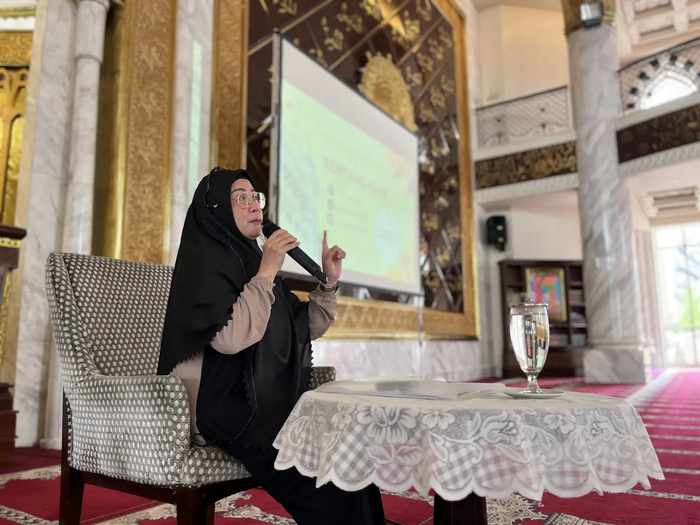Pembicara membawakan seminar Kelola Emosi