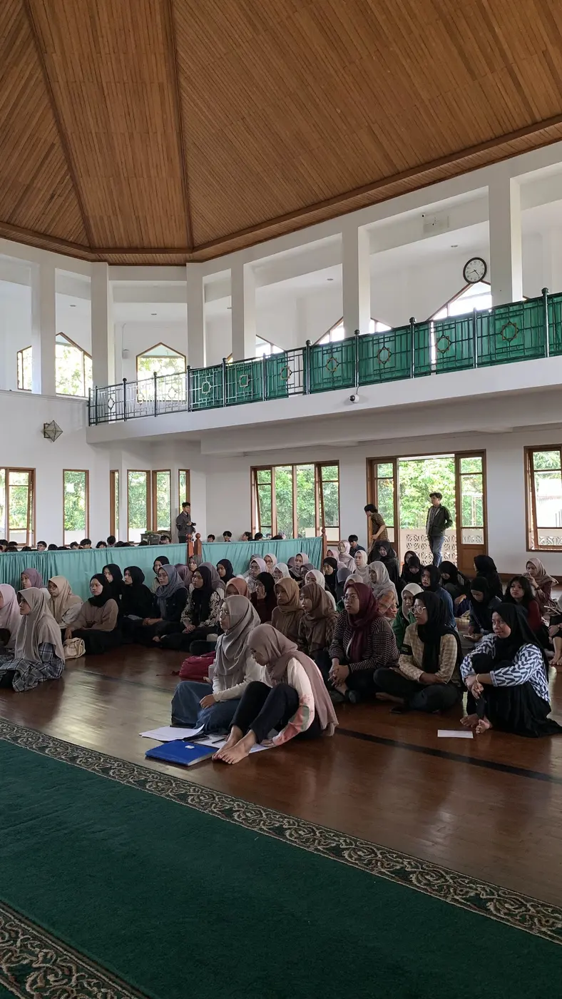 Mahasiswa mengikuti kelas kesehatan mental di aula
